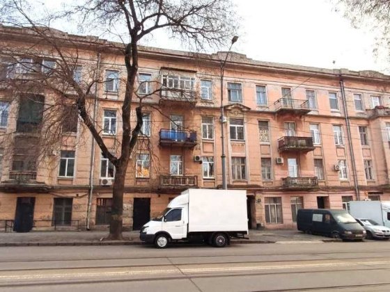 Продається простора кімната в комуні Одеса