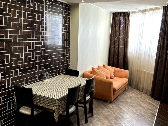 Простора 4-к квартира біля метро Осокорки