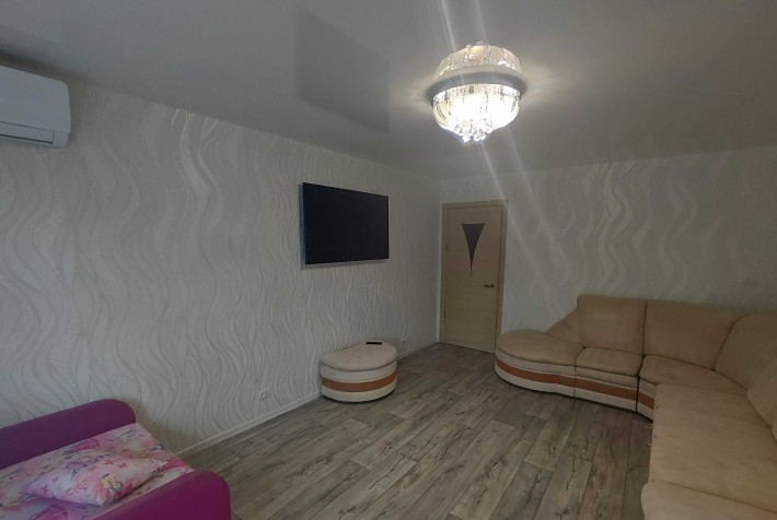 Сдам 2 комнатную квартиру на жм Красный камень, д.22 - фото 1