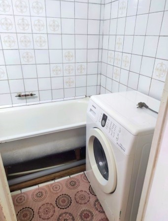 2 Кімнатна.Вул.Незалежності Біля АТБ. - фото 1