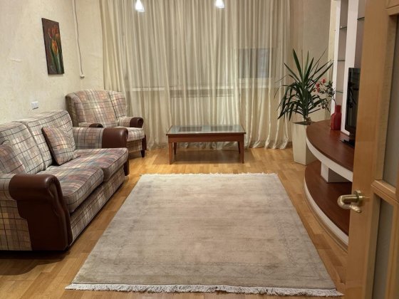 Велика двокімнатна парк Наталка 3 поверх Київ