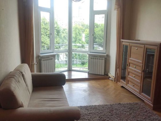 Пропоную  3-х. кімнатну квартиру в центрі, на  Галицькій  площі