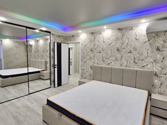 Сдам 2 ком квартиру ЖК Счастливый 1. Газ автономное отопление и поита