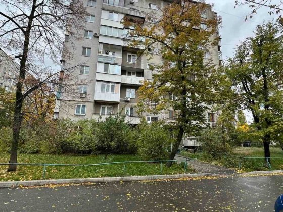 Трехкомнатная Тычины срочно сдам квартиру Київ