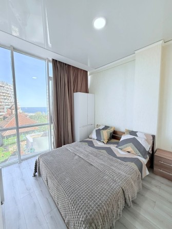 Сдам длит 2-х комн квартиру в ЖК Гагарин Плаза прямой вид моря Аркадия - фото 1