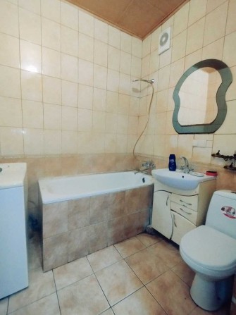 Сдам 2 комн. квартиру, 2/3, метро "Тракторный Завод", ХТЗ, Душкина 20 - фото 1