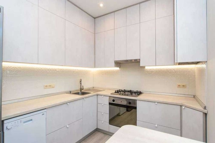 Сдам в центре 2 к квартиру - фото 1