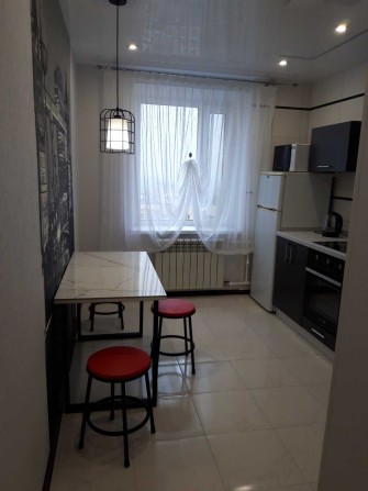 Сдам 2х ком кв с капремонтом у м. Холод Гора. 10000 гр + свет. - фото 1