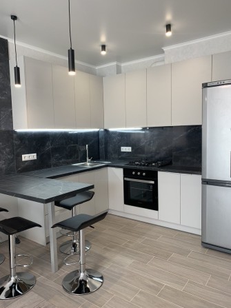 Сахарова/Бочарова, квартира в новом доме, газ, балкон. Охрана - фото 1