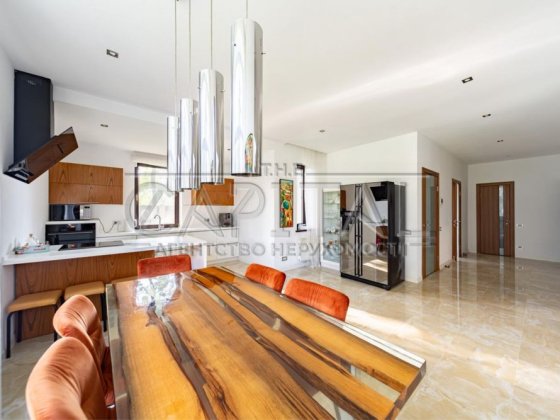 Київ, Святошинський район, вул. Патріарха Володимира Романюка 300м2 Київ