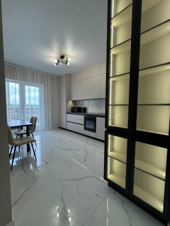 Без комиссии сдам 1 комн.кв. в 60 Жемчужине с видом на цветные фонтаны - фото 1