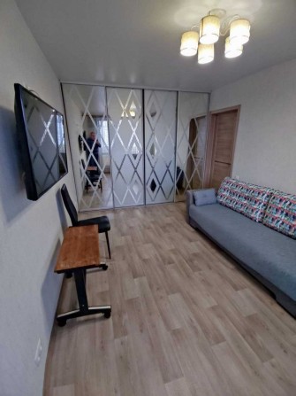 Сдам хорошую 2 комнатную квартиру   601 микрорайон - фото 1