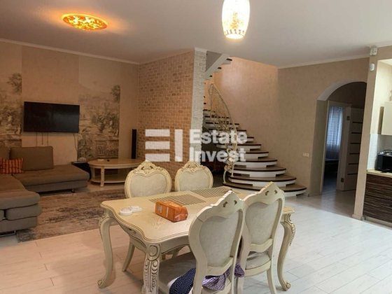 Здається просторий двоповерховий, автономний будинок у Віті Поштовій Віта-Поштова