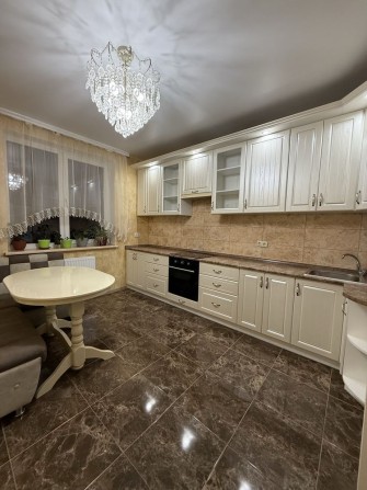 Сдам новую 1 комнатную квартиру 58 жемчужина средний этаж - фото 1