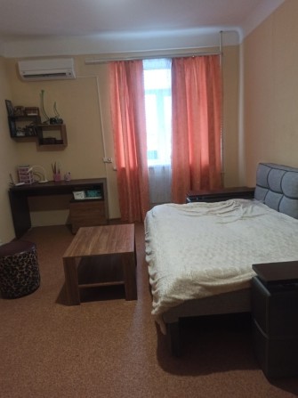 Здається кімната в центрі міста,, чисто, затишно, - фото 1