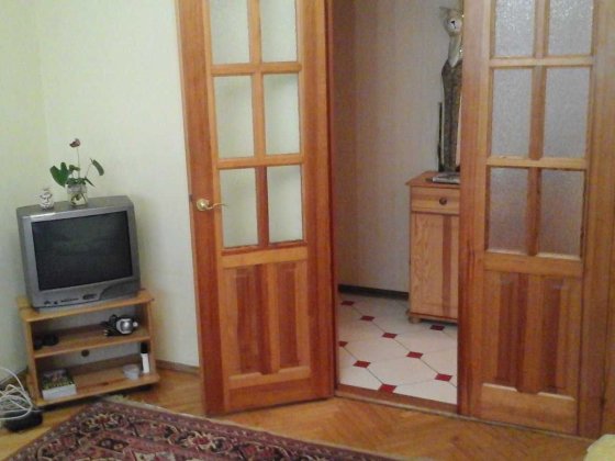 Сдам комнату  ( без  хозяев )  1 женщине или   девушке. Киев