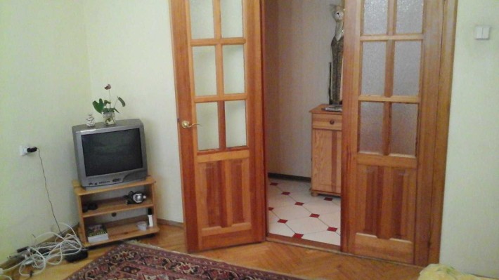 Сдам комнату  ( без  хозяев )  1 женщине или   девушке. - фото 1