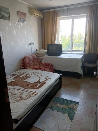 Сдам комн 14м без хоз Королёва / Обл ГАИ 2500гр 1 парня - фото 1