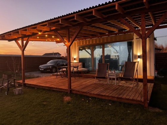 Будиночок першої лінії на озері — з приватним піщаним пляжем