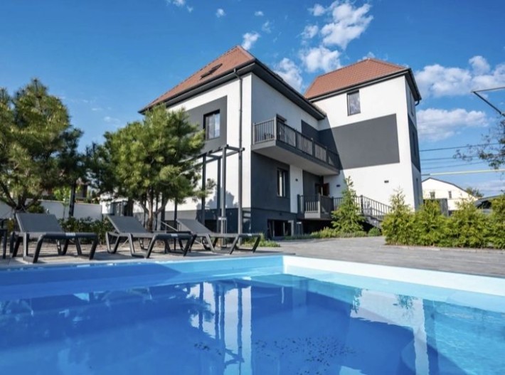 Вілла-Дача 10 Спалень З Банкетним Залом, Сауной та Басейном - фото 1