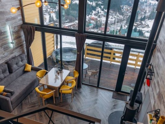 Будиночок в горах з чаном на терасі та басейном на території Яблуниця