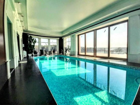 #453 Сдаю великий будинок з басейном Хотов