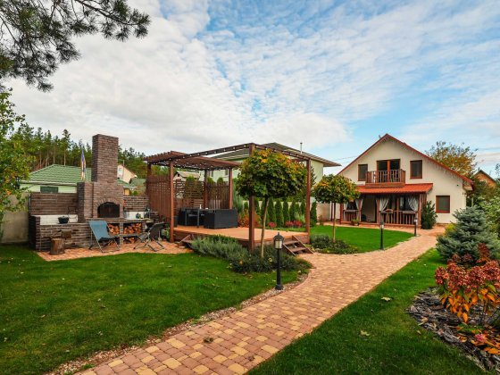 Оренда будинку біля лісу з ванною у спальні, каміном і мангалом. Хотяновка