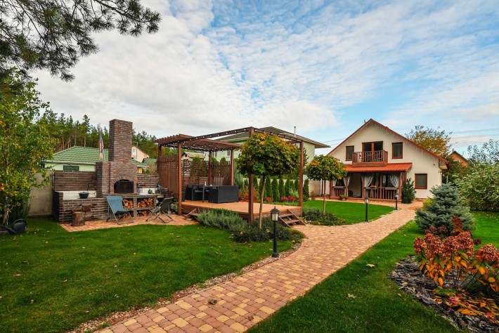 Оренда будинку біля лісу з ванною у спальні, каміном і мангалом. - фото 1