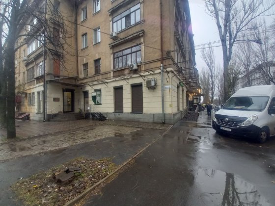 60 м2, на червоній лінії гончара, окремий вхід. Днепр