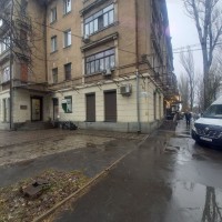 60 м2, на червоній лінії гончара, окремий вхід. Дніпро