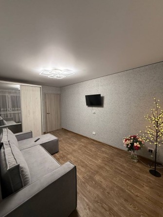 З(01.12)ВІЛЬНА!!! Подобово світла 2-х кімнатна квартира - фото 1