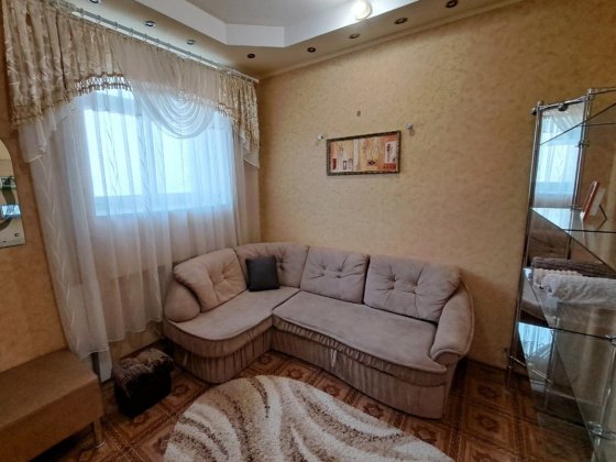 Подобово однокімнатна квартира- студія Берестин