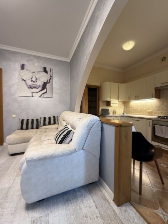 Квартира в центрі з виглядом на парк та парковкою - фото 1