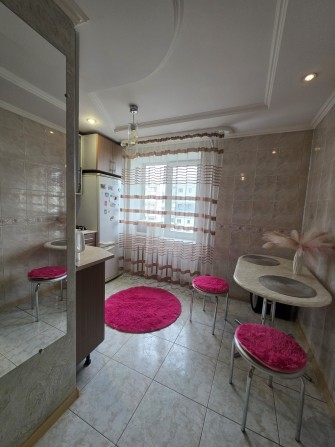 Подобова квартира, поруч з центром міста - фото 1