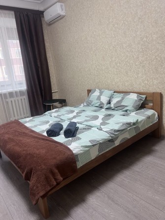 Подобово 1-кімнатна квартира біля площі.Світло є завжди! - фото 1