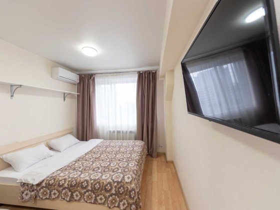 Подобова оренда, біля метро -живіть з комфортом! Є своє укриття! Киев