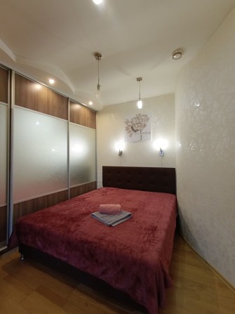 Сдам посуточно 3  комнаты квартира нагорка  рядом с больниця Мечникова - фото 1