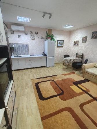 Комфортна і тепла двокімнатна квартира подобово. Біля Сіті. - фото 1