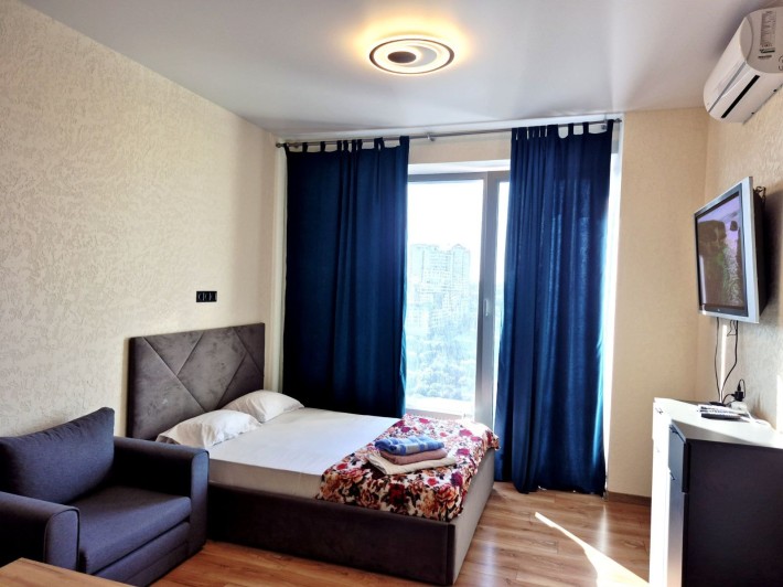 Сдам посуточно 1 комнатные апартаменты-студию ЖК Бартоломео, видовая - фото 1