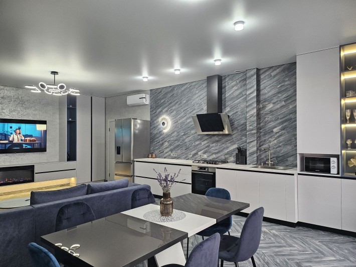 Сдам посуточно 2х кв.Таирова.  с панорамным  видом на море ЖК Авин - фото 1