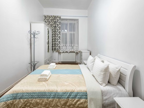 Центр. Валова. Зі світлом! Львів