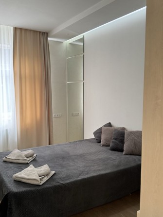 Сдам квартиру с балконом у моря ,1к посуточно в клубном доме,хозяин - фото 1