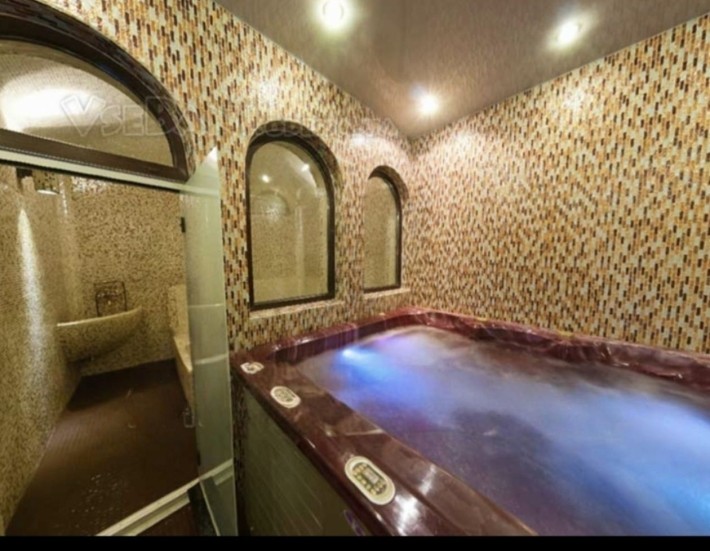 Джакузи большое и хамам центр почасово и на сутки можно снять. Центр - фото 1