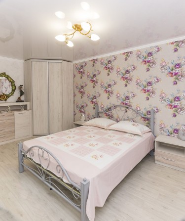 Посуточно,почасово,1 комнатная квартира на Черемушках,Ген Петрова,парк - фото 1