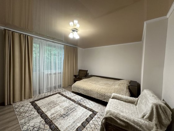 Погодинно,подобово,різні райони. 8 спальних місць Рованці