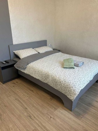 Подобова оренда 1 кім. кв. з євроремонтом в центрі міста - фото 1