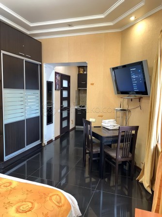 Компактная квартира-студия в центре Одессы на Европейской площади. - фото 1