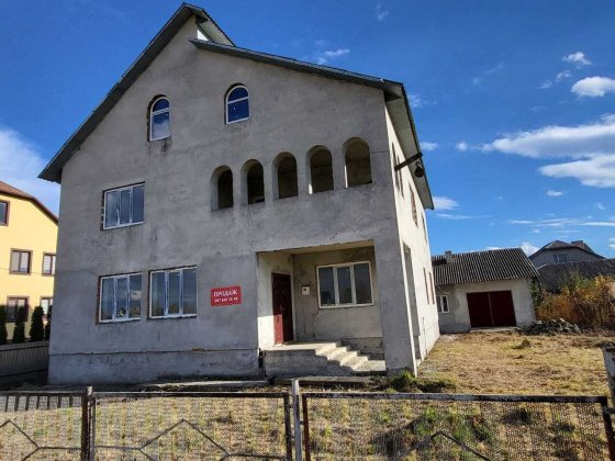 Продаж 2 поверхового будинку з літньою кухнею, гаражем та госп. приміщ Борщев