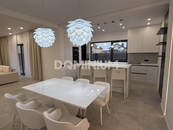 Сучасна новобудова у Виноградові  з меблями, технікою та терасою. Виноградов