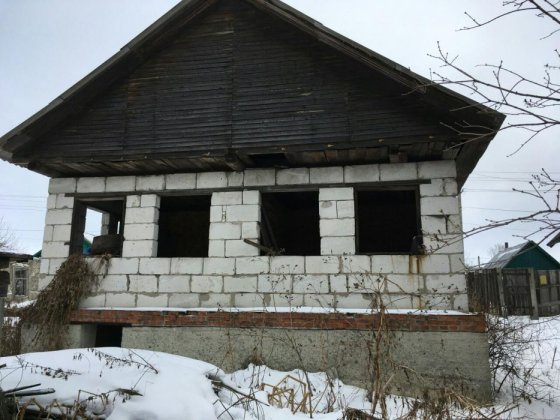 Дом недостроенный с участком в центре Глухов